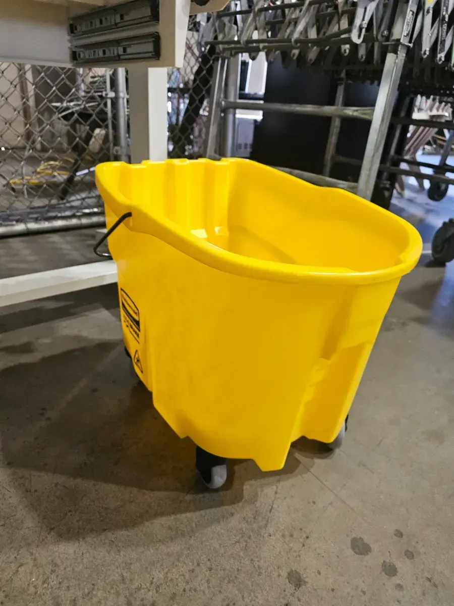 Rubbermaid Commercial Products WaveBrake 35 Qt. Mop Bucket with Side Press Wringer - image 3