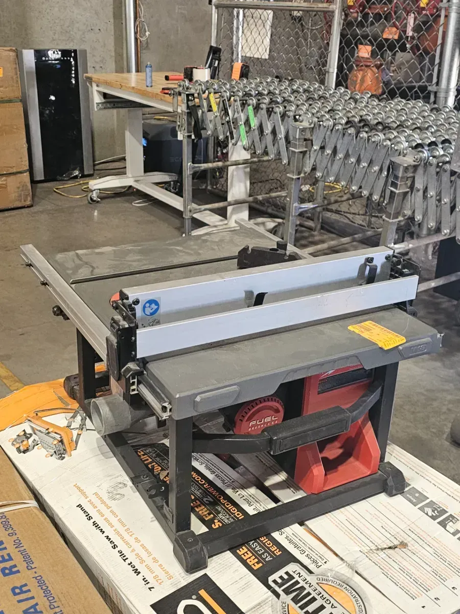 ***It is missing the accessories*** M18 FUEL ONE-KEY 18- volt Lithium-Ion Brushless Cordless 8-1/4 in. Table Saw Kit W/(1) & Rapid Charger - image 4