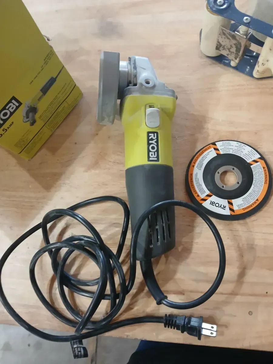 ***Not Funcional***5.5 Amp Corded 4-1/2 in. Angle Grinder - image 2