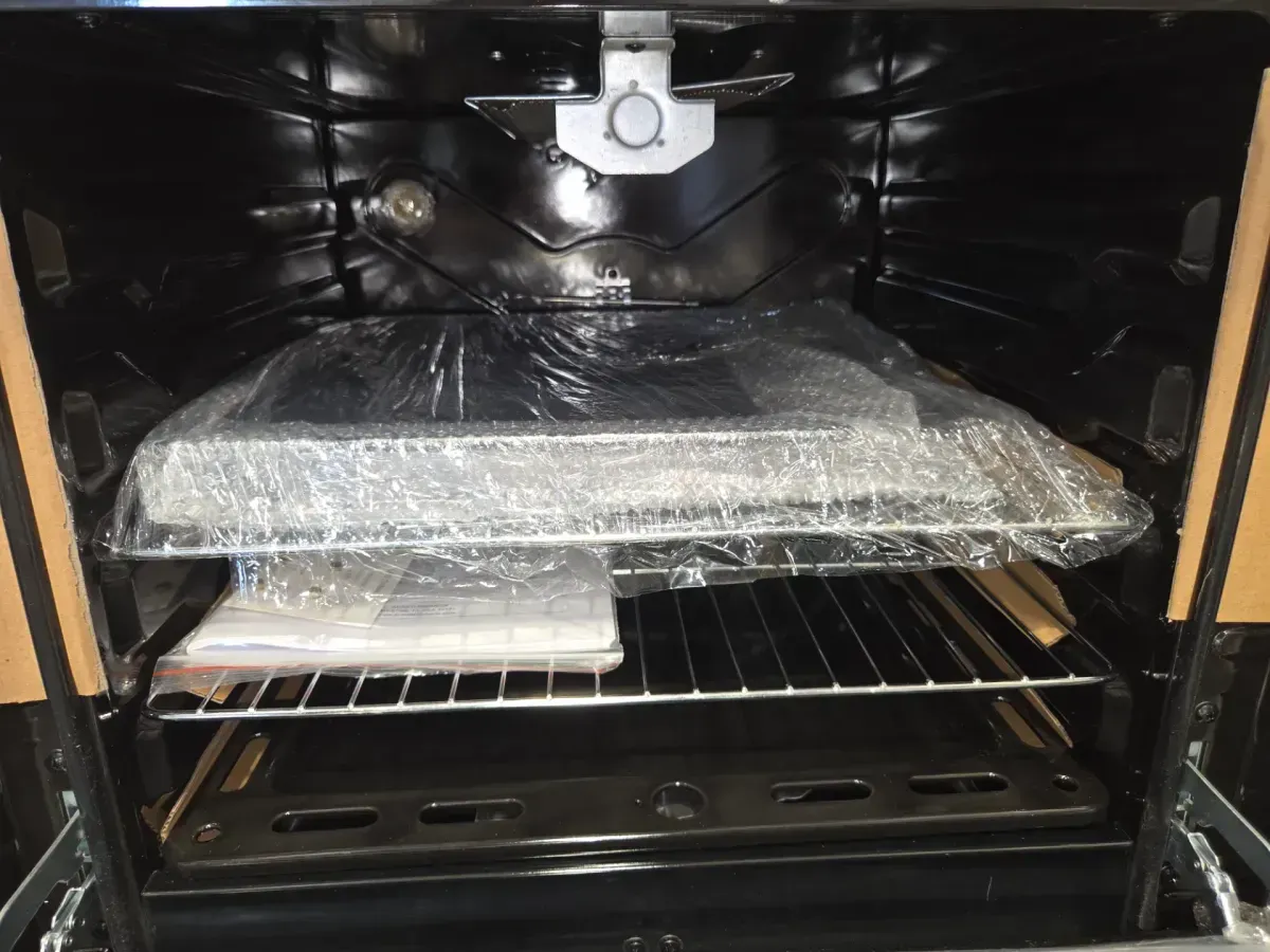 24 in. 2.6 cu. ft. Gas Range in White - image 6