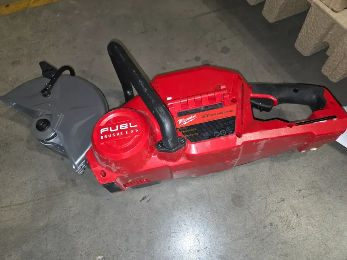 ***It has no battery.***M18 FUEL ONE-KEY 18V Lithium-Ion Brushless Cordless 9 in. Cut Off Saw (Tool-Only) - image 3