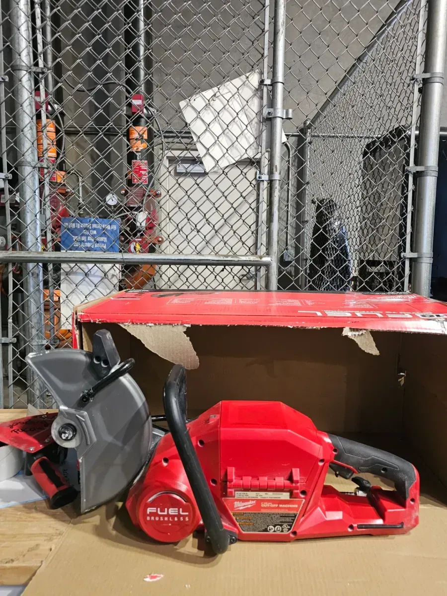 ***It has no battery.***M18 FUEL ONE-KEY 18V Lithium-Ion Brushless Cordless 9 in. Cut Off Saw (Tool-Only) - image 2