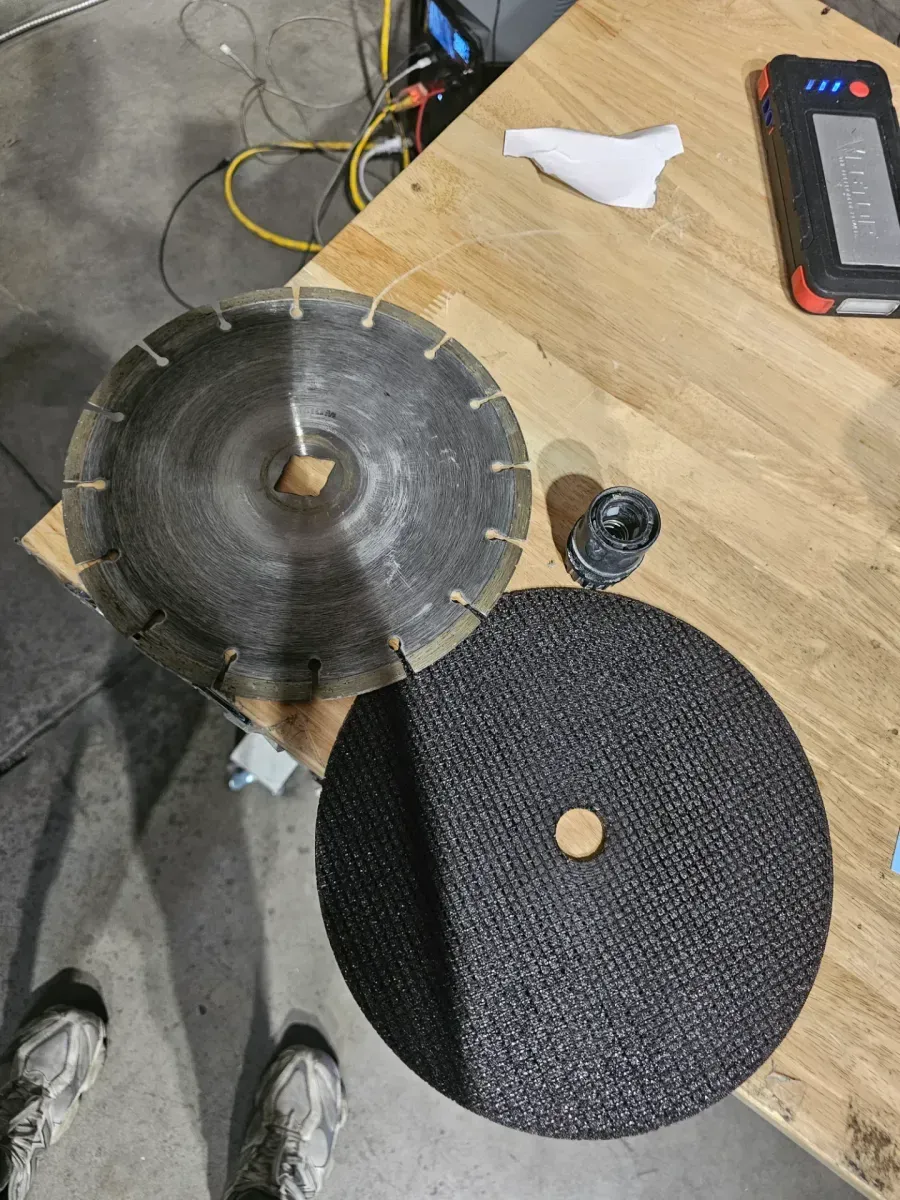 ***It has no battery.***M18 FUEL ONE-KEY 18V Lithium-Ion Brushless Cordless 9 in. Cut Off Saw (Tool-Only) - image 4