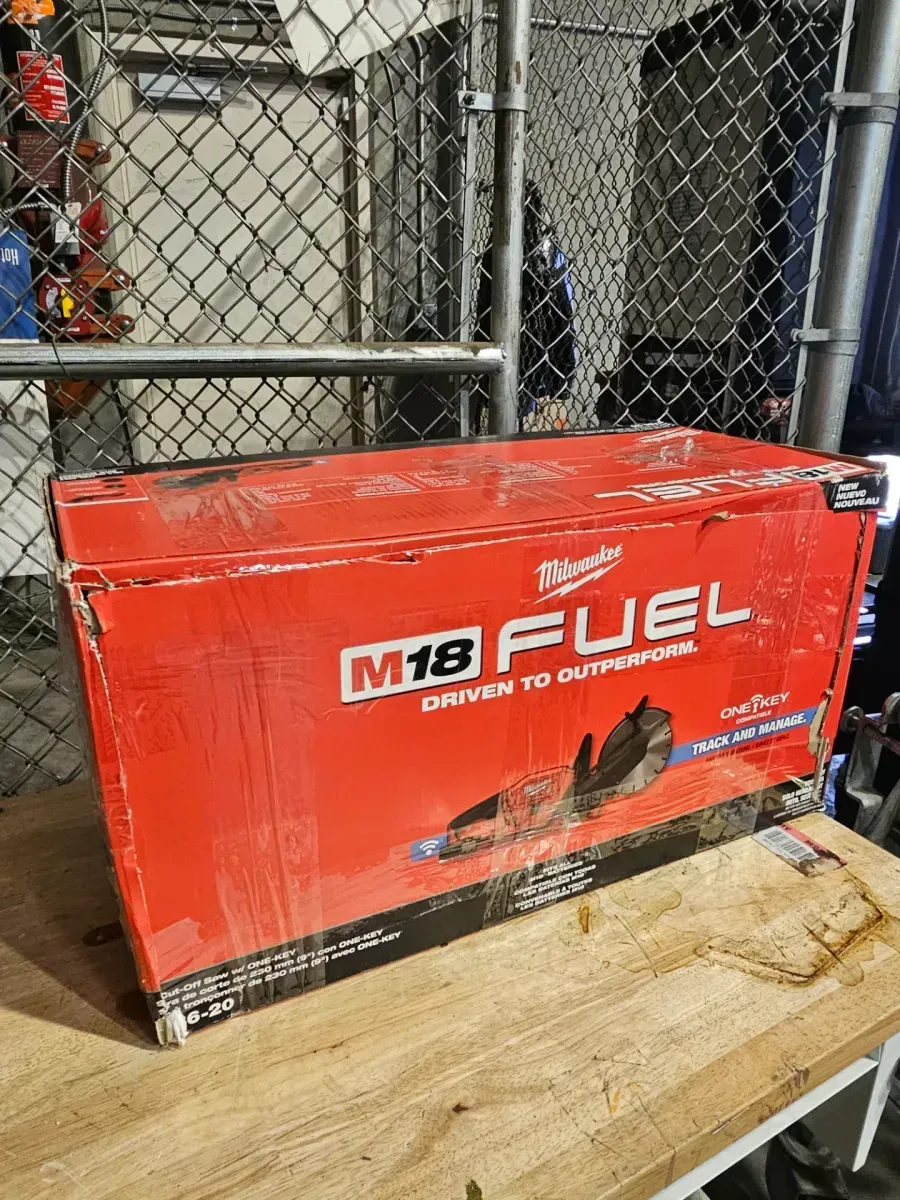 ***It has no battery.***M18 FUEL ONE-KEY 18V Lithium-Ion Brushless Cordless 9 in. Cut Off Saw (Tool-Only) - image 6