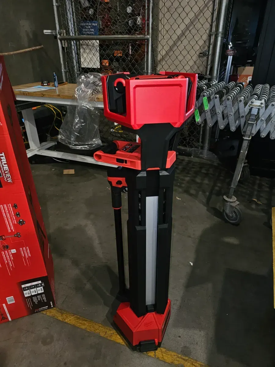 M18 18-Volt Lithium-Ion Cordless 6,000 Lumens Rocket Dual Power Tower Light with Charger (Tool-Only) - image 4