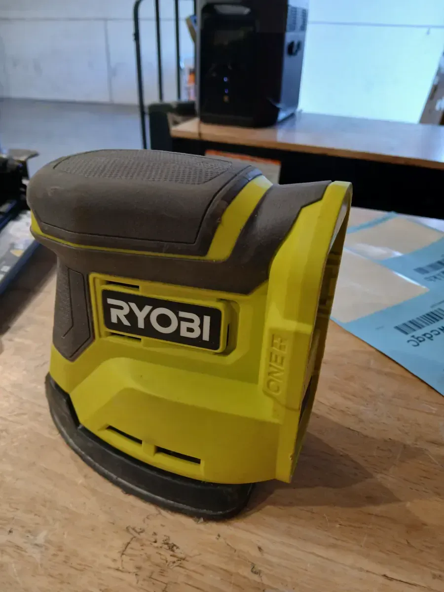 It is missing a few accessories.***Non-functional***ONE+ 18V Cordless Corner Cat Finish Sander Kit with 4.0 Ah Battery and Charger - image 2