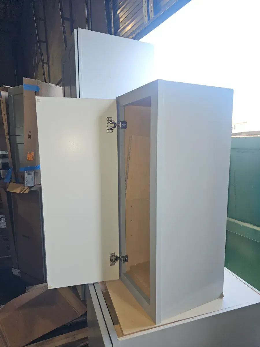 Set of 6 cabinets( 4 upper and 2 lower ) - image 2