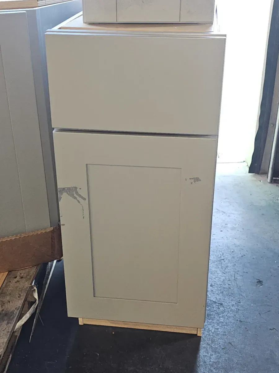 Set of 6 cabinets( 4 upper and 2 lower ) - image 4