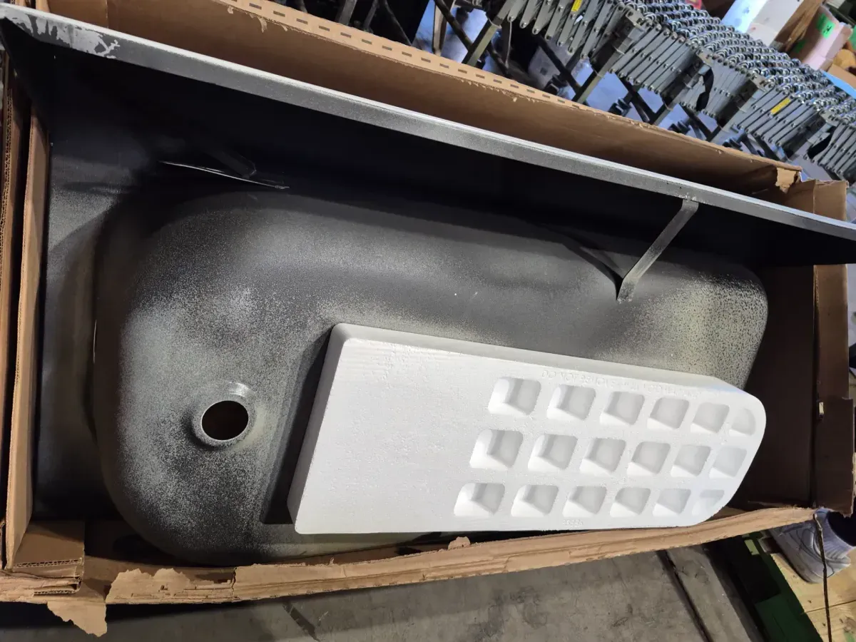 Pallet of 5 bathtubs  - image 5