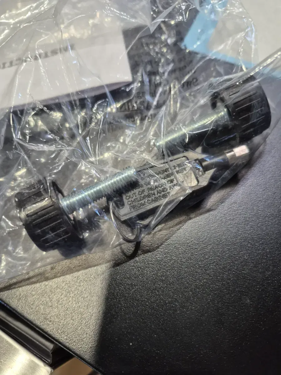 *** Damaged door handles*** Dual Zone 24 in.18-Bottle Wine and 88-Can Built-In and Freestanding Beverage Cooler, Stainless Steel - image 6