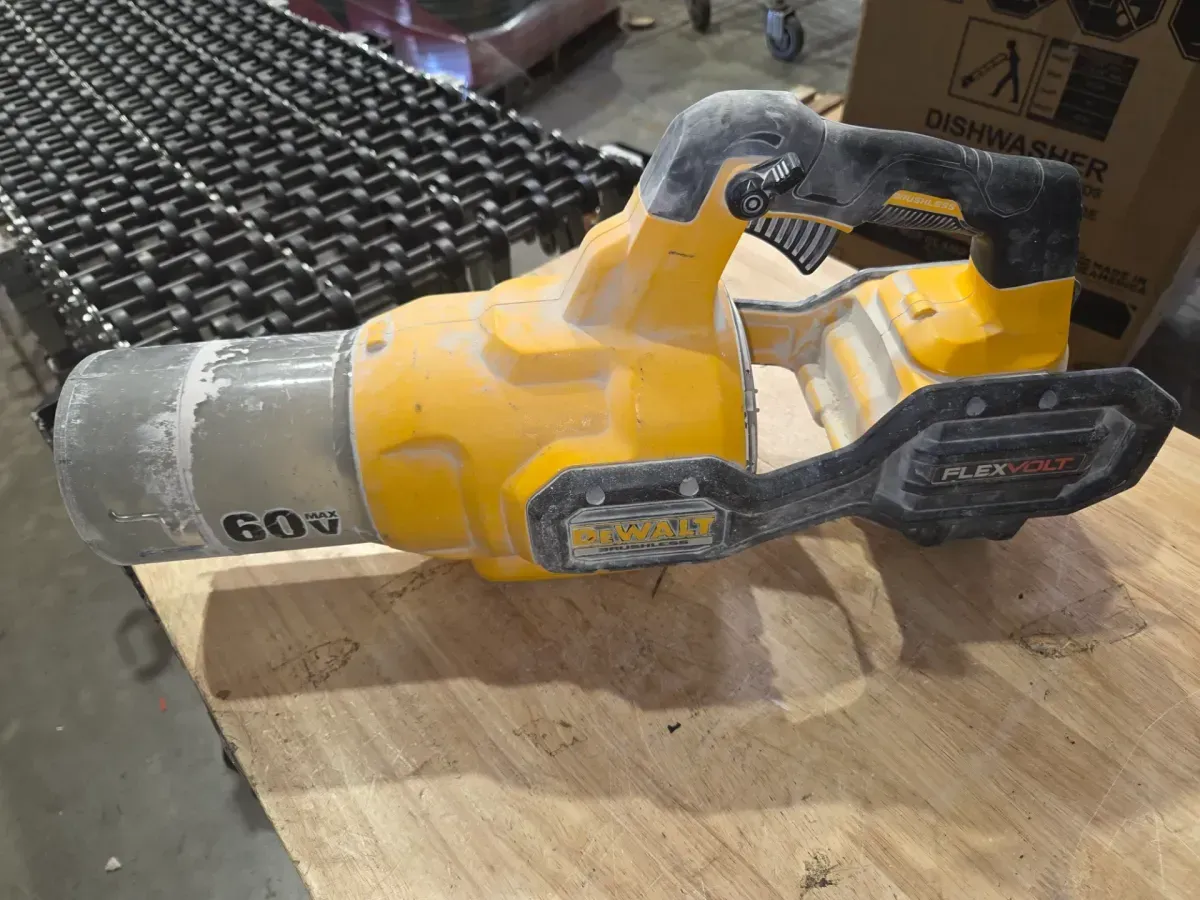 ***It doesn't come with the battery, and it's dirty.***FLEXVOLT 60V MAX 125 MPH 600 CFM Brushless Cordless Battery Powered Blower (Tool Only) - image 3