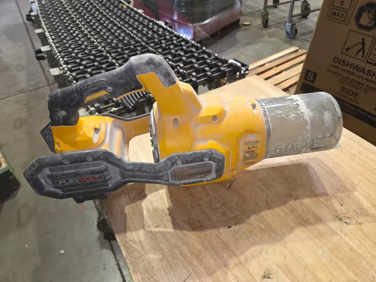 ***It doesn't come with the battery, and it's dirty.***FLEXVOLT 60V MAX 125 MPH 600 CFM Brushless Cordless Battery Powered Blower (Tool Only) - image 4