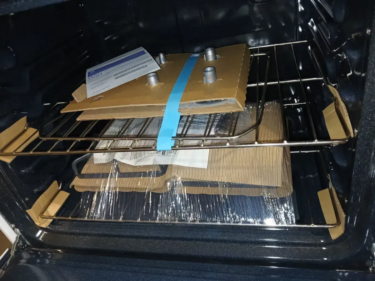 ***It is missing  not have the front glass.***30 in. 4 Burners Freestanding Gas Range in White with No Preheat Mode - image 7