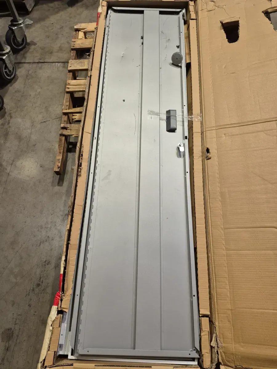 *** It is missing the key, and the metal is slightly bent.*** Gladiator Large Gearbox Heavy-duty four-shelf storage for tools and supplies - image 2