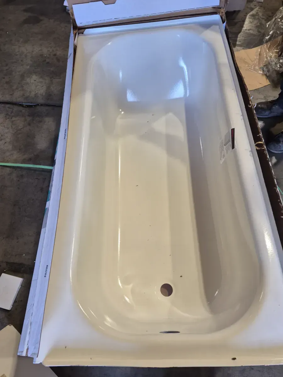 Pallet of bathtubs - image 1