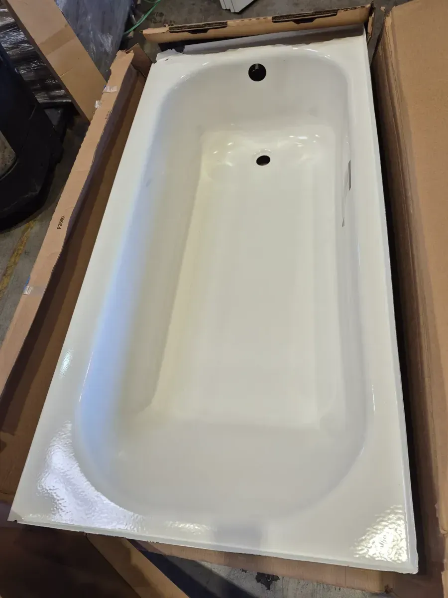Pallet of bathtubs - image 2