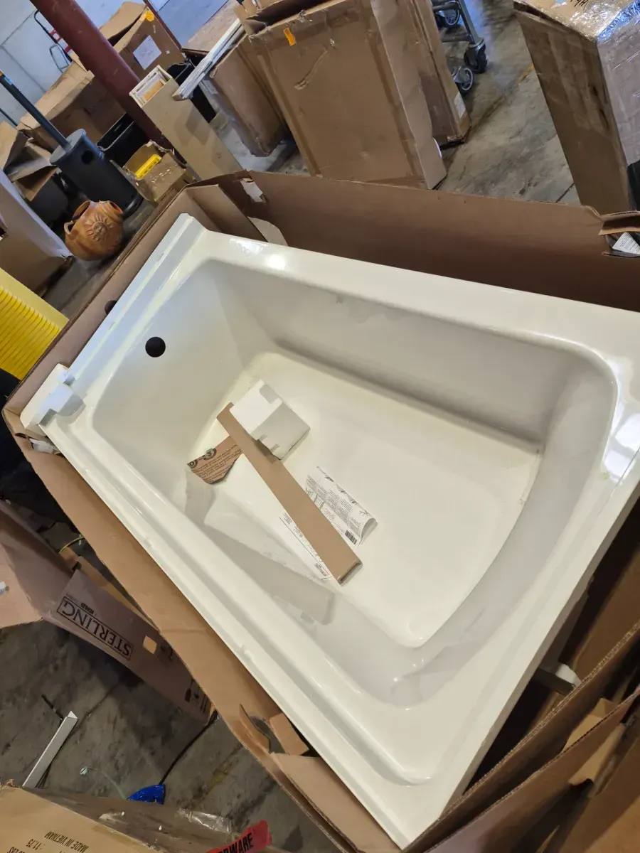 Pallet of bathtubs - image 4