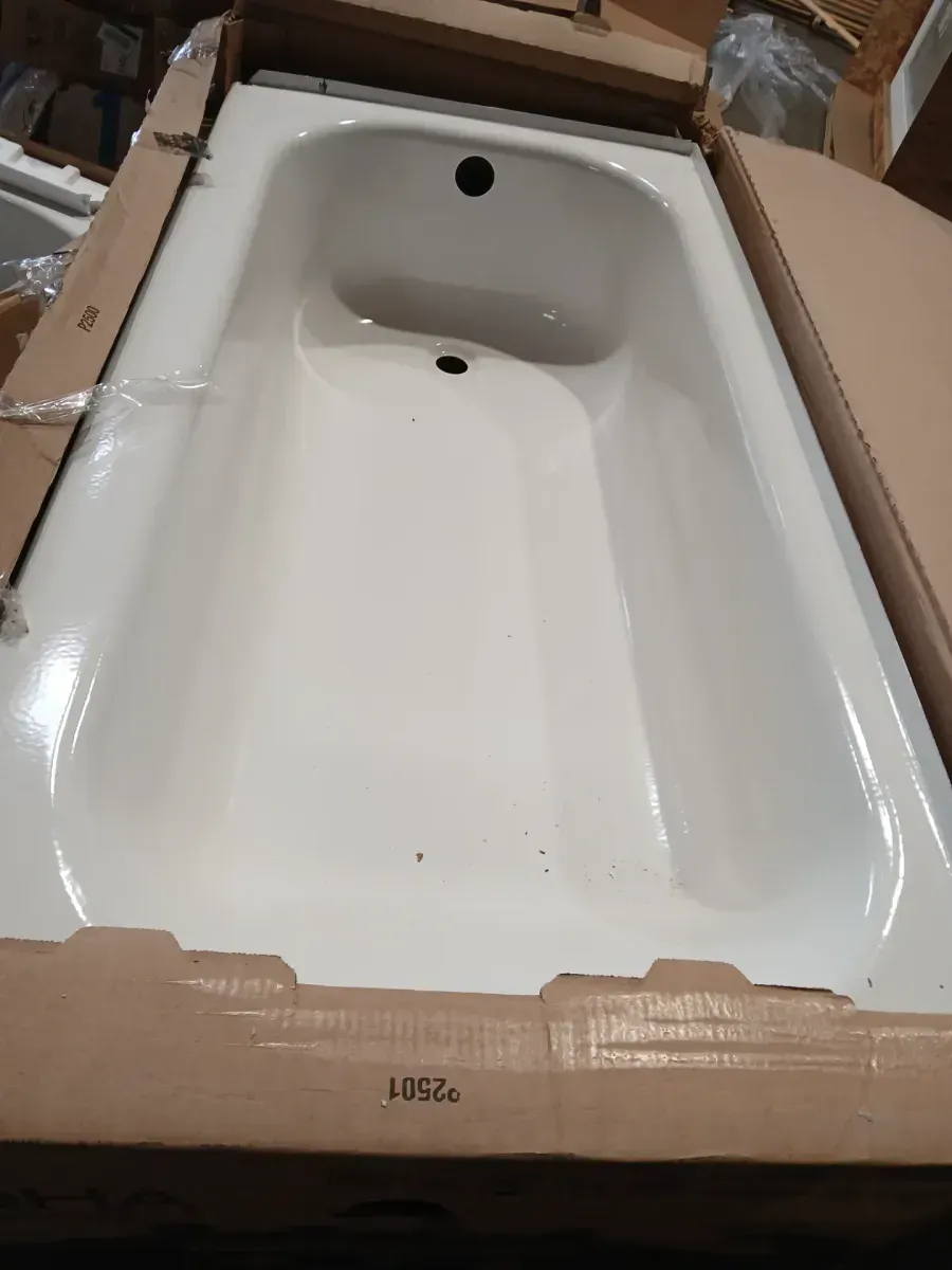 A pallet of bathtubs in various sizes and shapes; one of the four is cracked at the corner. - image 1