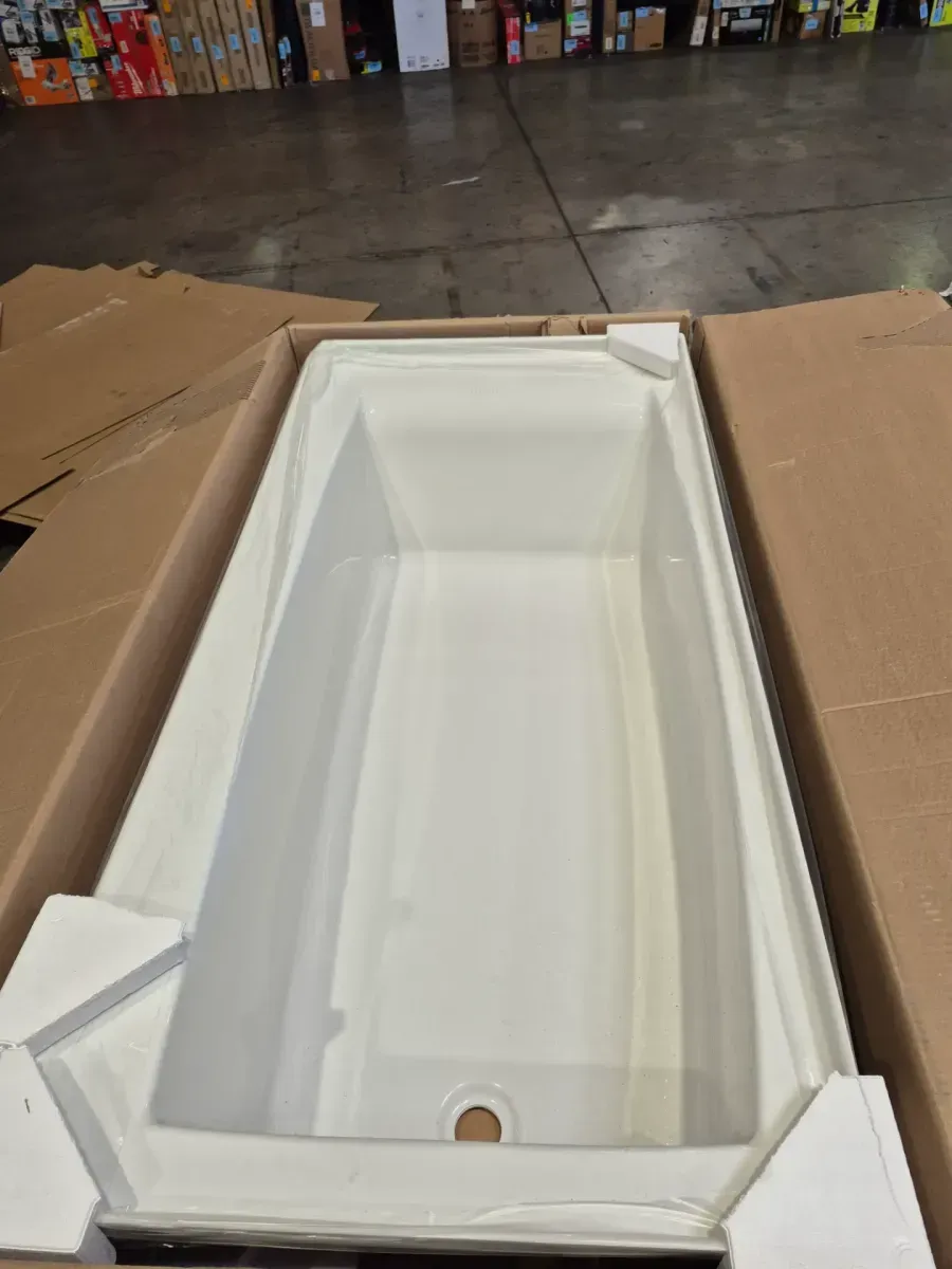 Pallet of bathtubs - image 3