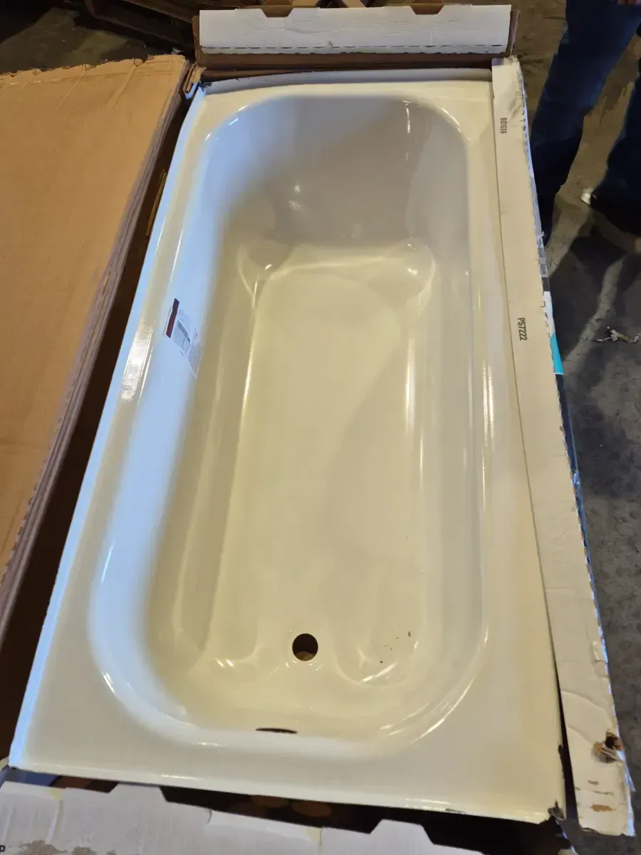 Pallet of bathtubs - image 5