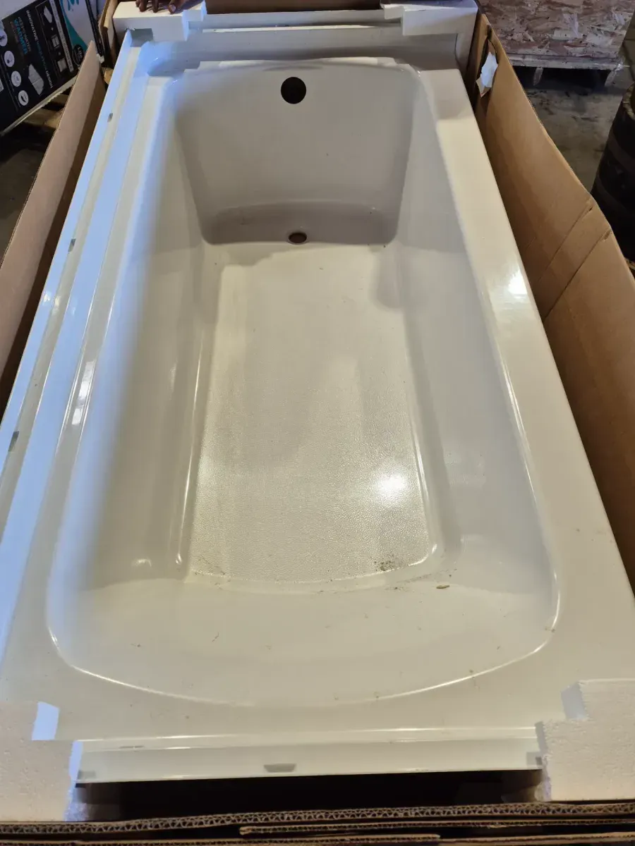 Pallet of bathtubs - image 4