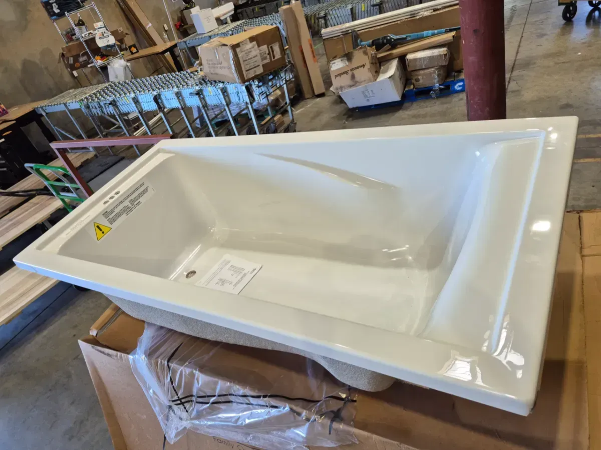 *** Minor damage on one corner***  Coral Series 59 in. x 32 in. Rectangular Soaking Bathtub with Reversible Drain and Marine Grade Acrylic in Glossy White - image 3