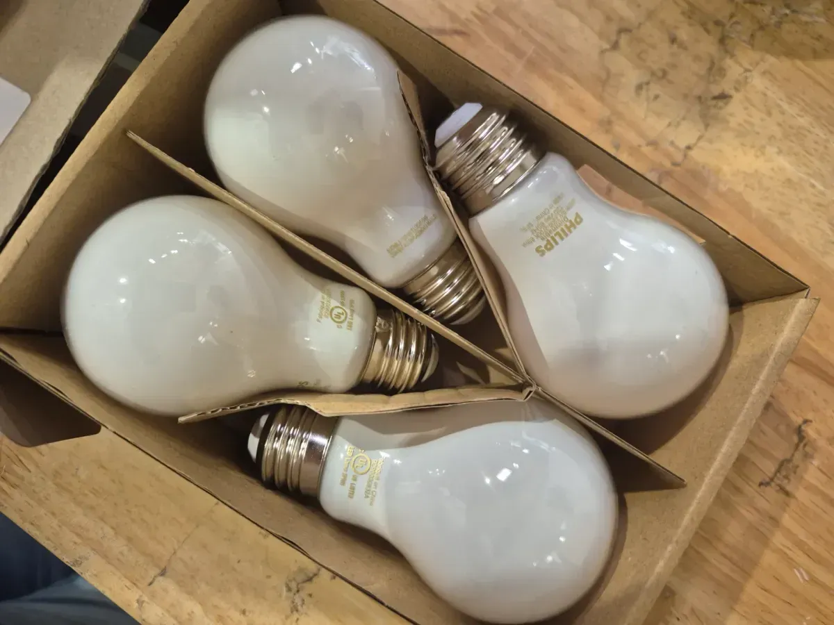 ***pack of 4***60-Watt Equivalent A19 Ultra Definition Dimmable E26 LED Light Bulb EyeComfort Soft White with Warm Glow 2700K (4-Pack) - image 4