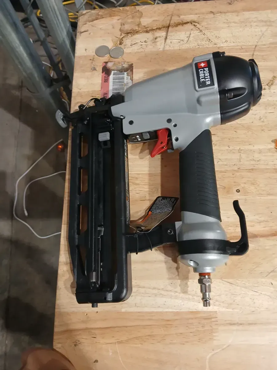 15-Gauge Pneumatic 2-1/2 in. Angled Nailer Kit - image 3