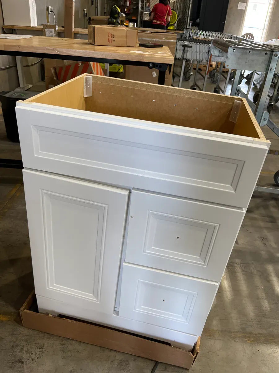 Sedgewood 24.5 in. W x 18.75 in. D x 34.375 in. H Single Sink Bath Vanity in White with Arctic Solid Surface Top - image 4