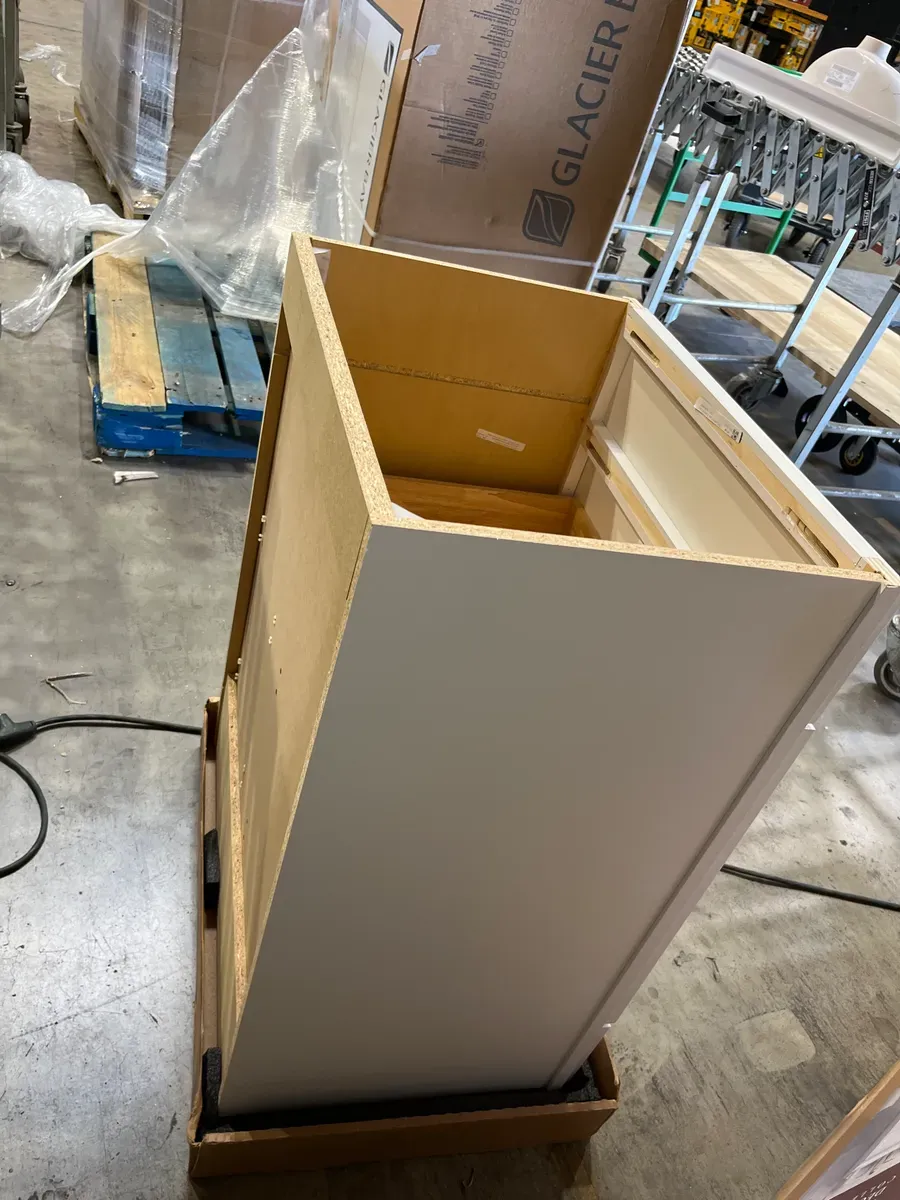 Sedgewood 24.5 in. W x 18.75 in. D x 34.375 in. H Single Sink Bath Vanity in White with Arctic Solid Surface Top - image 6