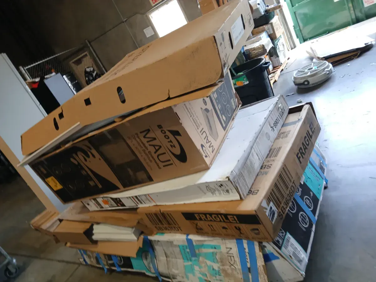 *** Pallet of bathtub, floor, and wall tiles for the bathroom, in various shapes***  - image 2