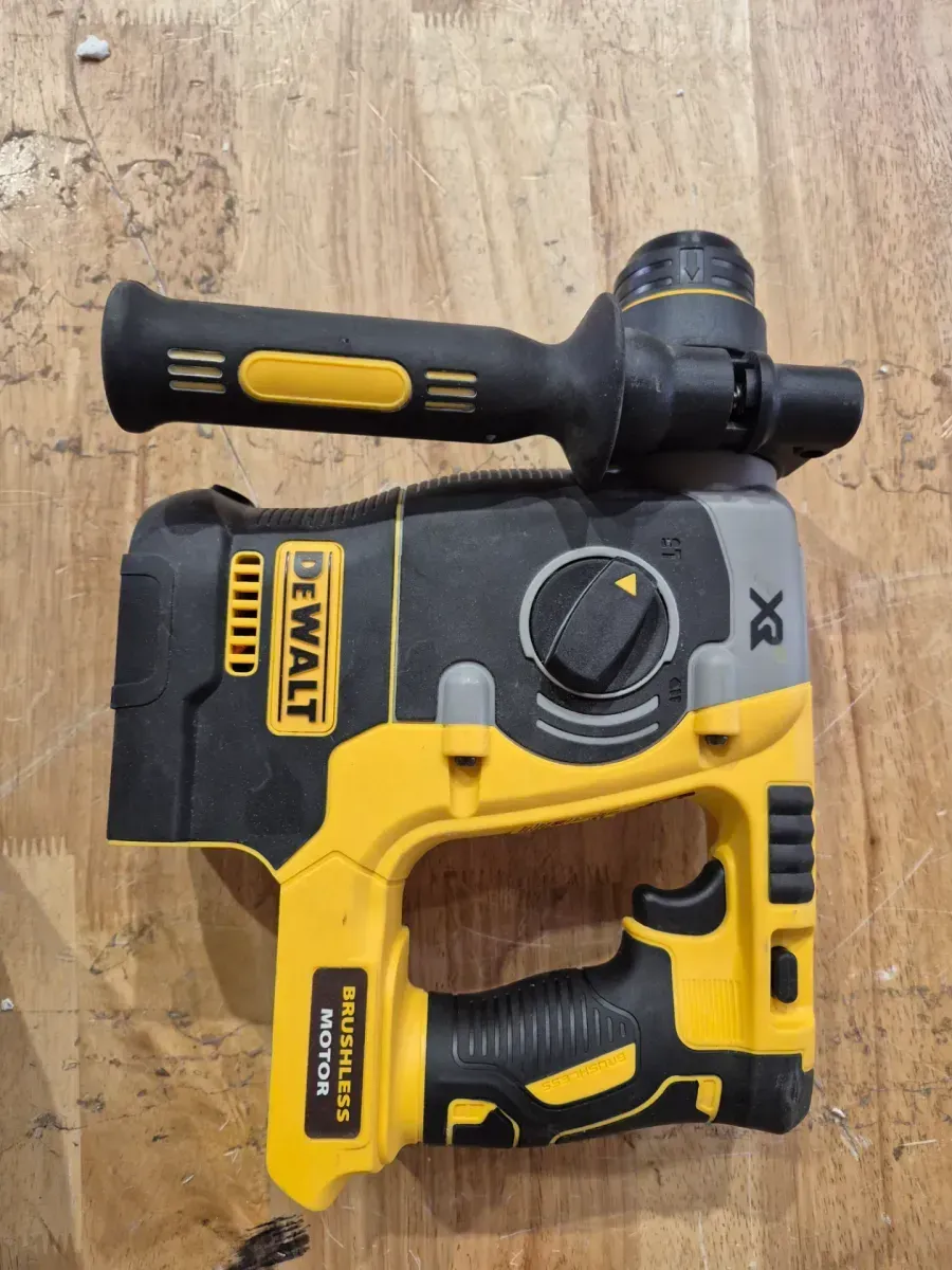 ***Non-functional*** 20V MAX XR Cordless Brushless 1 in. SDS Plus L-Shape Rotary Hammer (Tool Only) - image 3