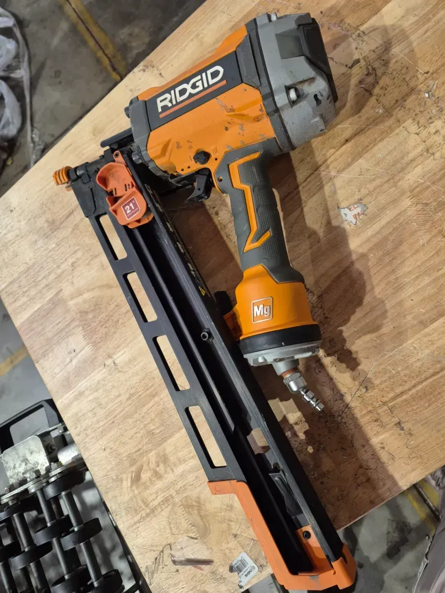 Pneumatic 21-Degree 3-1/2 in. Round Head Framing Nailer - image 2