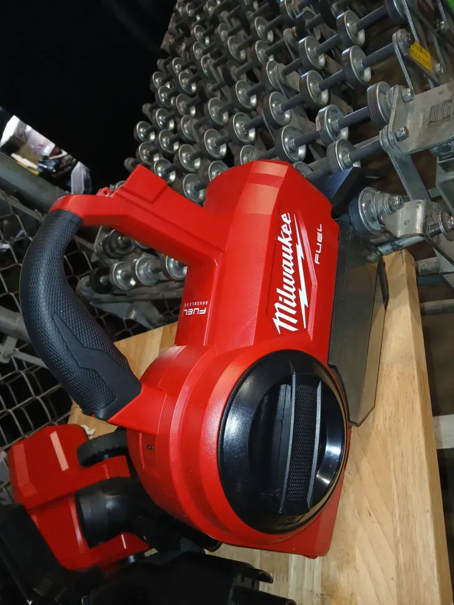 *** Not batterry *** M18 FUEL™ Compact Vacuum - image 3