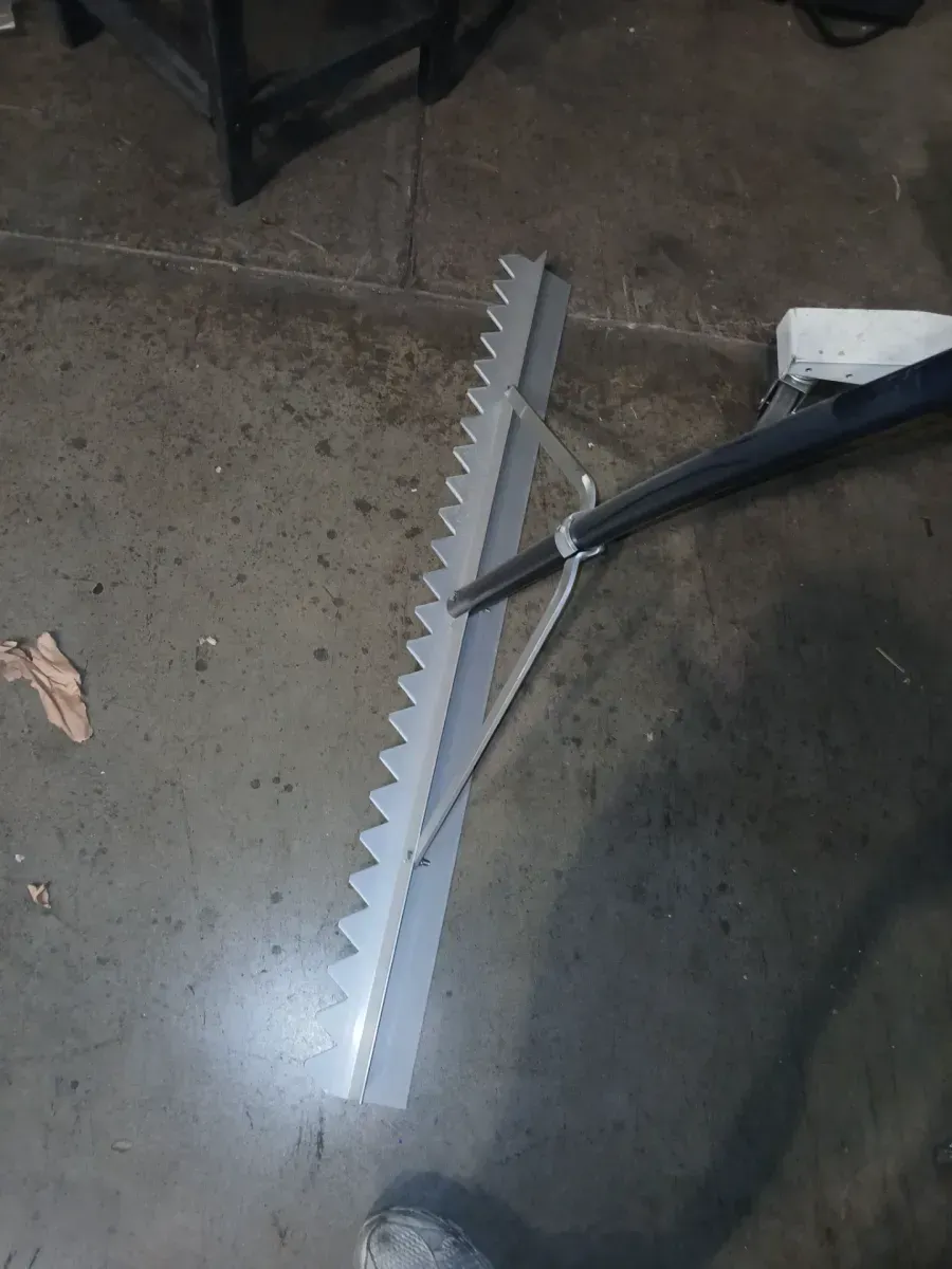 36 in. Aluminum Contractor Lute - image 4