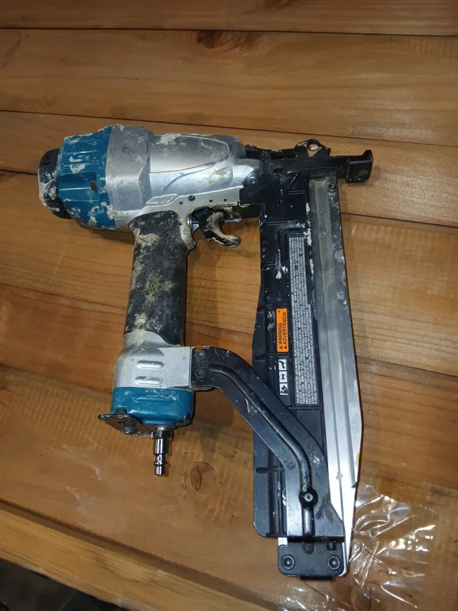 Pneumatic 16-Gauge 7/16 in.Medium Crown Stapler - image 2