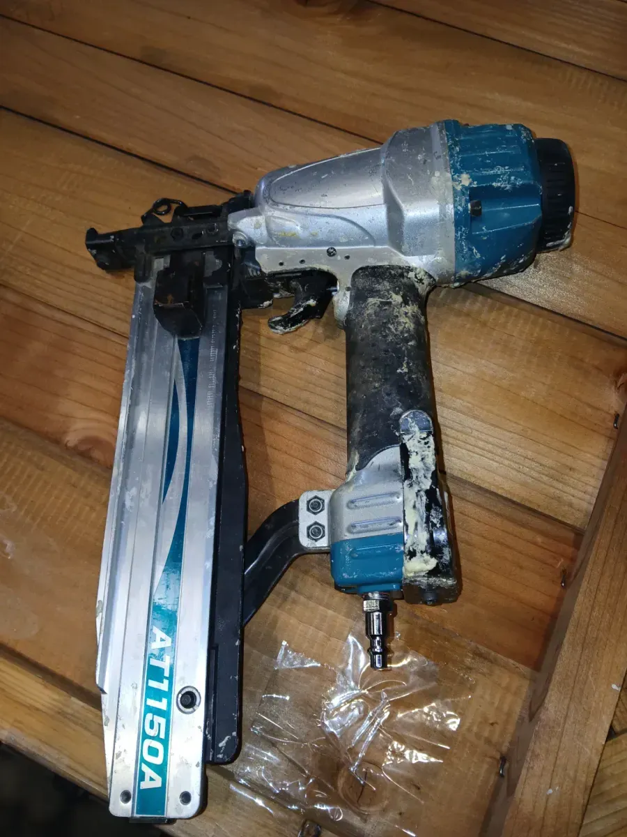 Pneumatic 16-Gauge 7/16 in.Medium Crown Stapler - image 3