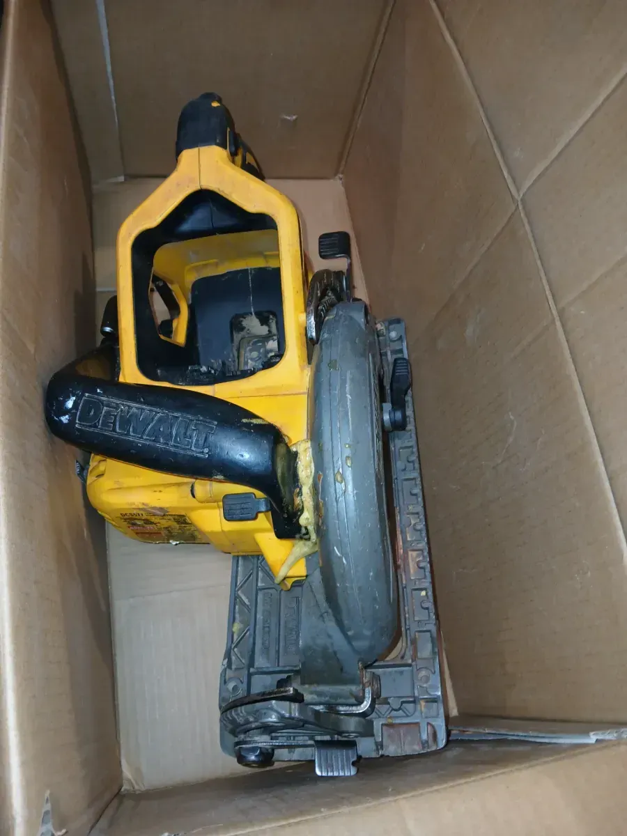 *** I missing the cutting disc, not batterry *** FLEXVOLT 60V MAX Cordless Brushless 7-1/4 in. Wormdrive Style Circular Saw (Tool Only) - image 2