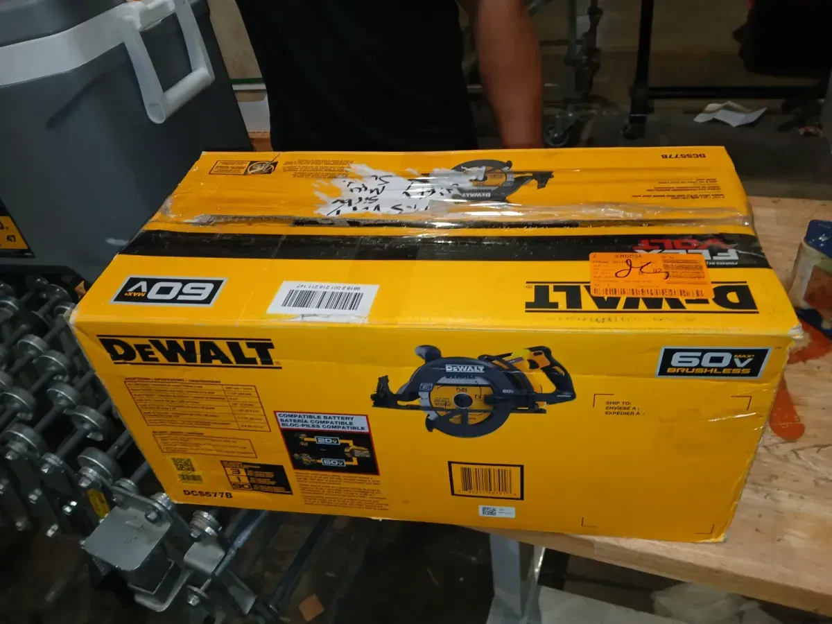 *** I missing the cutting disc, not batterry *** FLEXVOLT 60V MAX Cordless Brushless 7-1/4 in. Wormdrive Style Circular Saw (Tool Only) - image 4