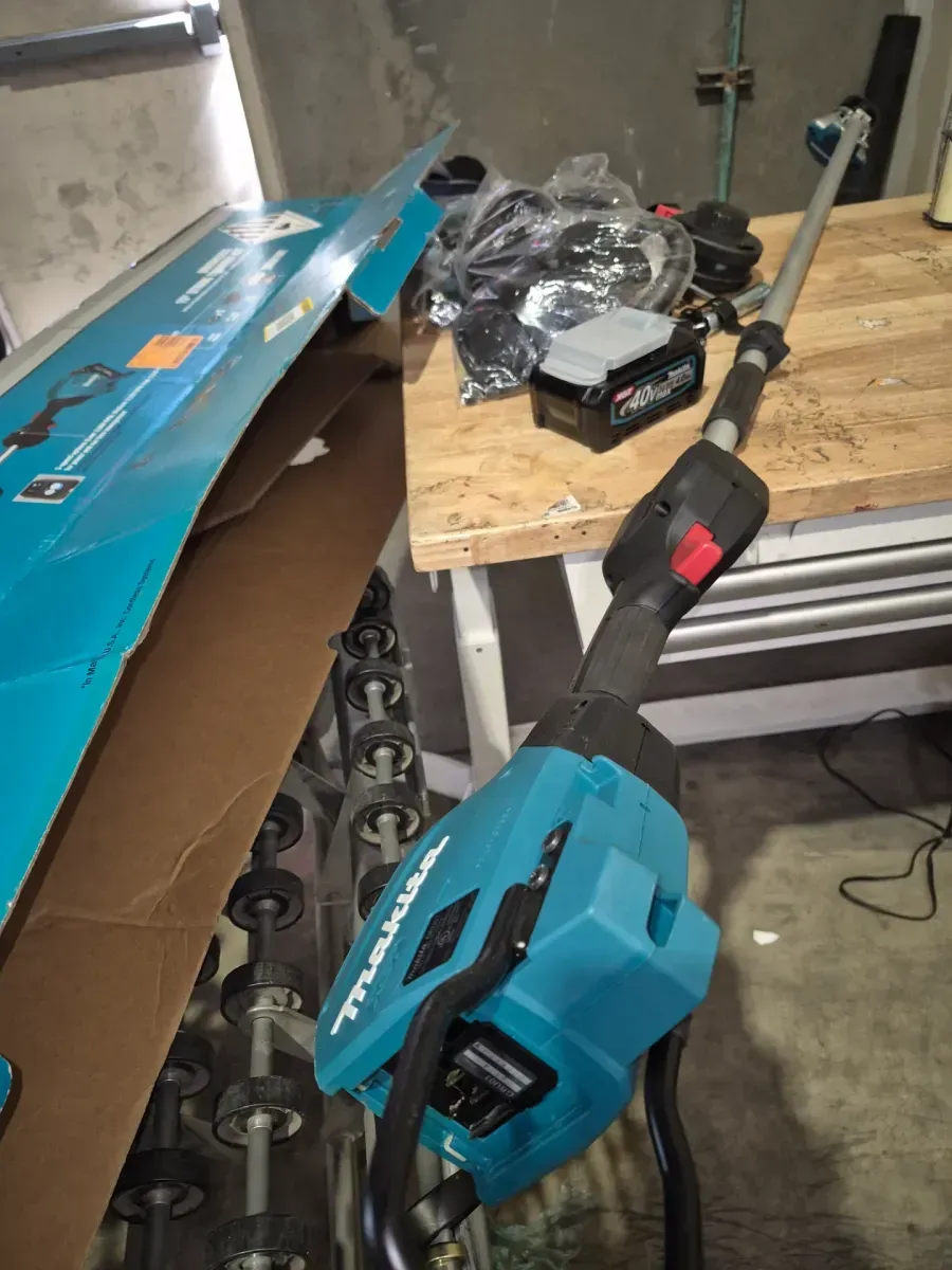 XGT 40V max Brushless Cordless 15 in. String Trimmer Kit (4.0 Ah) - image 4