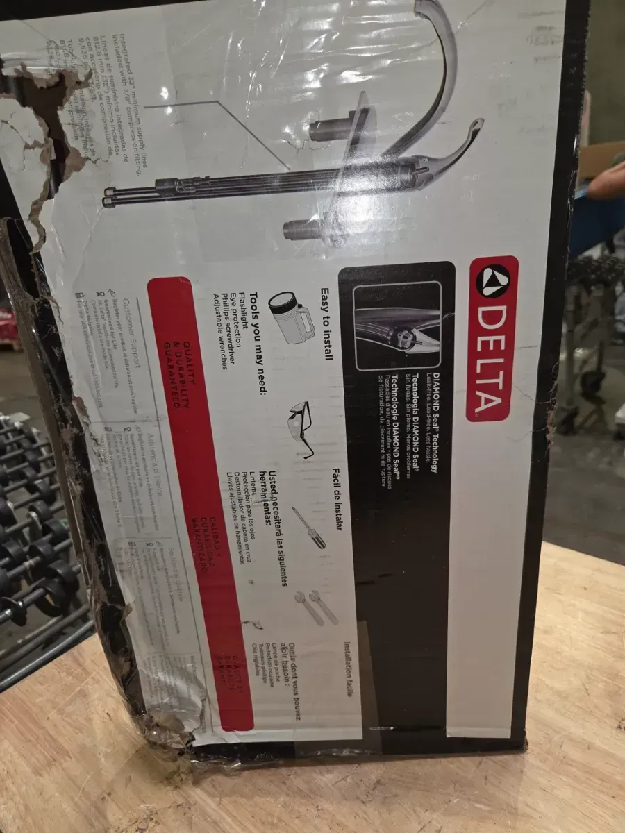 Classic Single-Handle Standard Kitchen Faucet with Side Sprayer in Chrome - image 5