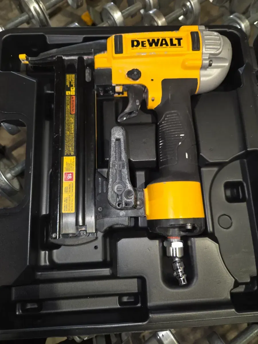 18-Gauge Pneumatic Brad Nailer - image 1