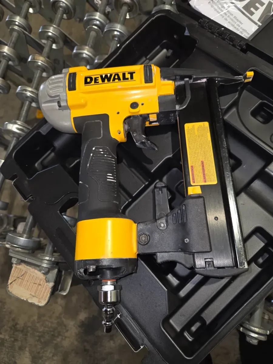 18-Gauge Pneumatic Brad Nailer - image 2