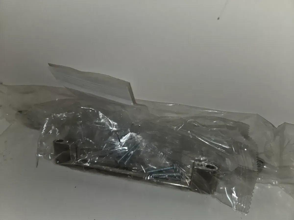 Sedgewood 30.5 in. W x 18.75 in. D x 34.375 in. H Single Sink Bath Vanity in White with Arctic Solid Surface Top - image 7