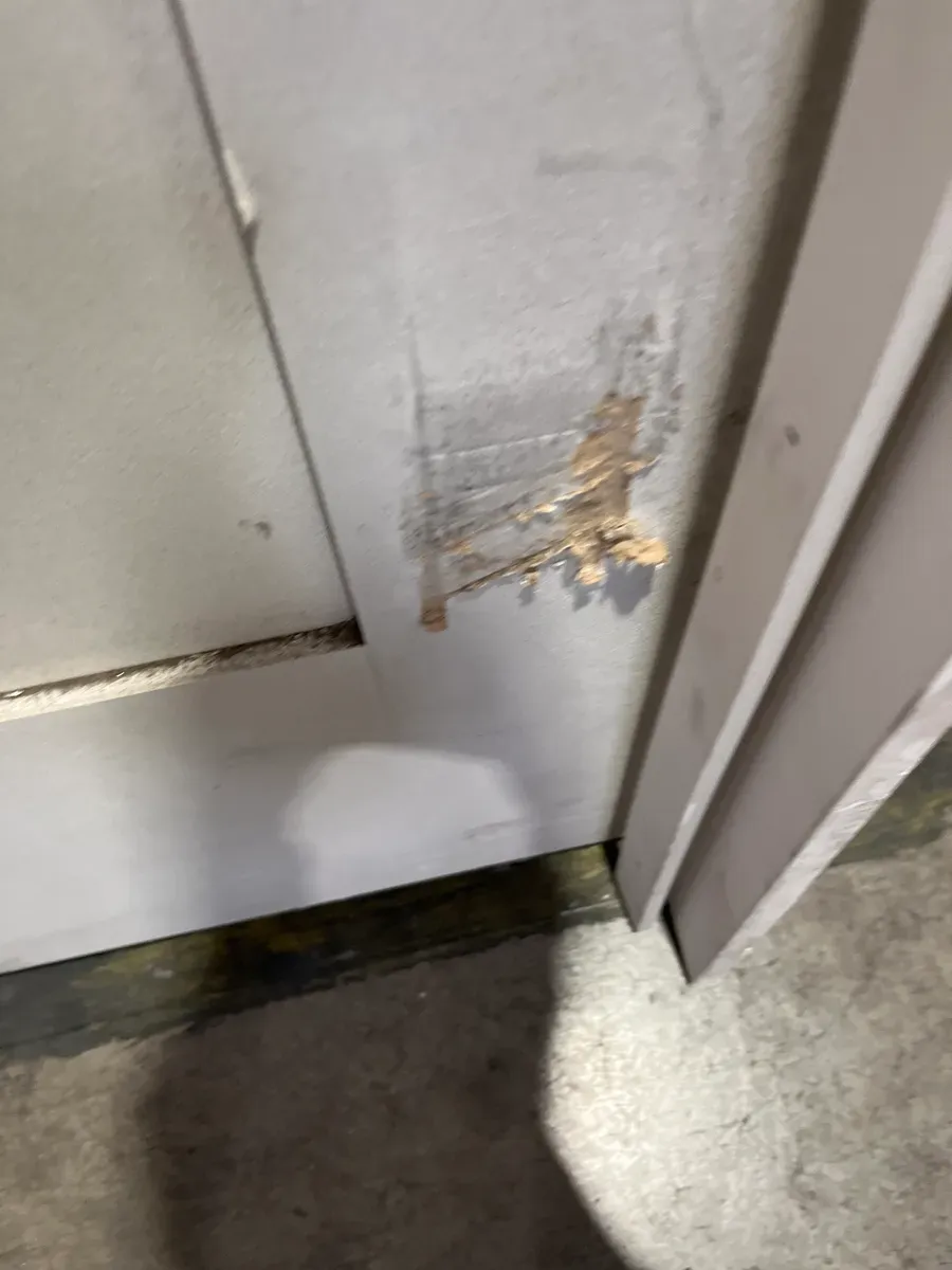 **frame is a little bit of damage in the door has minor dents **32 in. x 80 in. Shaker 1-Panel Primed Solid Hybrid Core MDF Left-Hand Single Prehung Interior Door - image 4