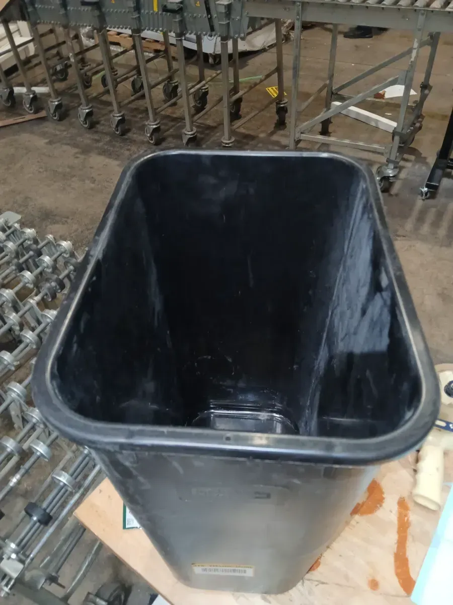 10.38 Gal. Black Rectangular Trash Can - image 4