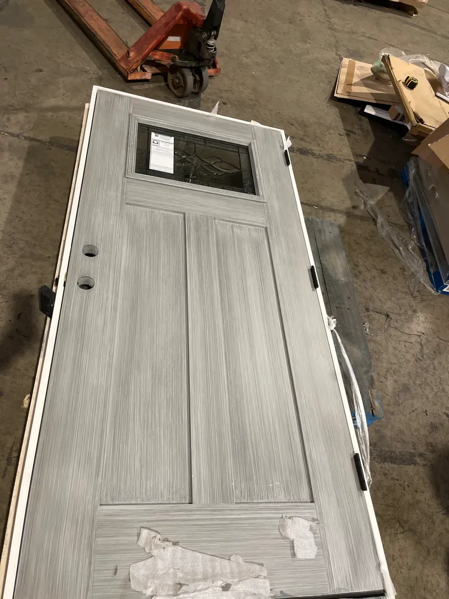 **has a minor dent on the bottom of the door **36 in. x 80 in. Stone Right-Hand 1-Lite Craftsman Carillon Stained Fiberglass Prehung Front Door with Brickmould - image 2