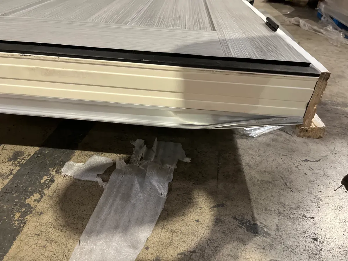 **has a minor dent on the bottom of the door **36 in. x 80 in. Stone Right-Hand 1-Lite Craftsman Carillon Stained Fiberglass Prehung Front Door with Brickmould - image 3