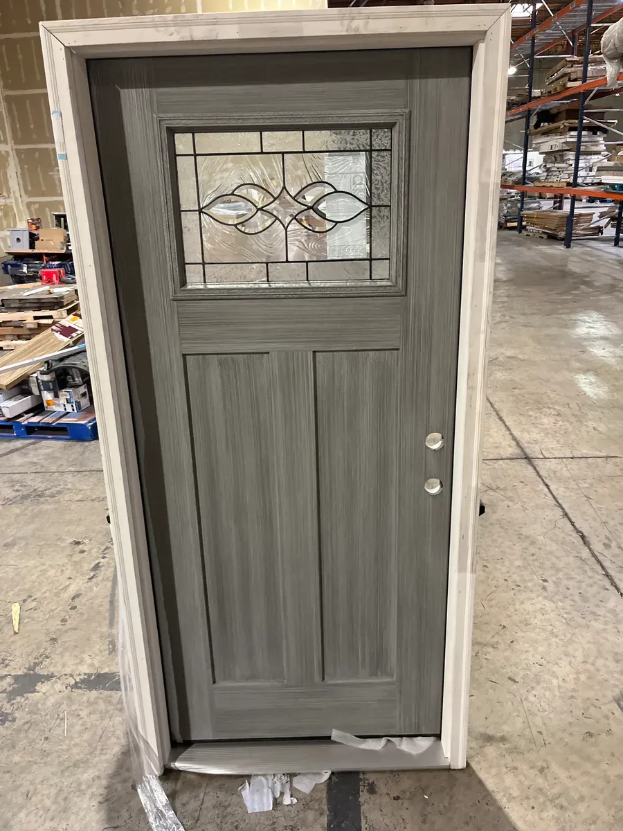 **has a minor dent on the bottom of the door **36 in. x 80 in. Stone Right-Hand 1-Lite Craftsman Carillon Stained Fiberglass Prehung Front Door with Brickmould - image 4