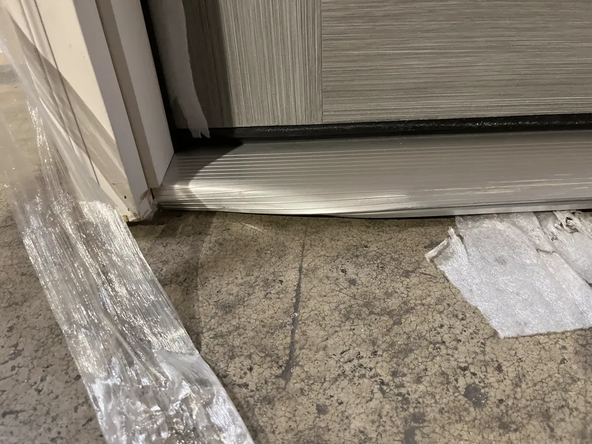 **has a minor dent on the bottom of the door **36 in. x 80 in. Stone Right-Hand 1-Lite Craftsman Carillon Stained Fiberglass Prehung Front Door with Brickmould - image 5